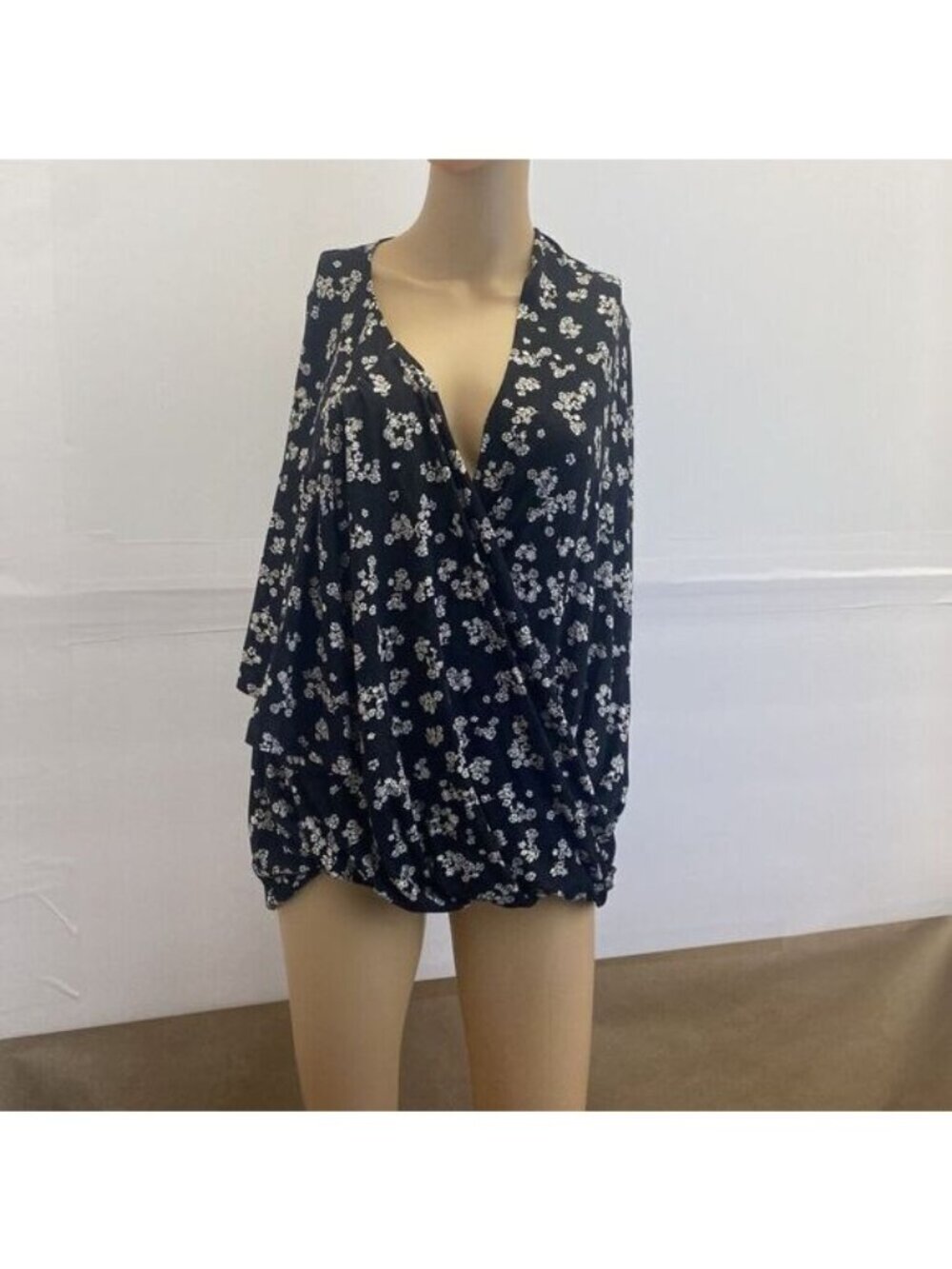 Lane Bryant Women Black White Floral Flowy Long Sleeve Top Size 18/20 Pre Owned